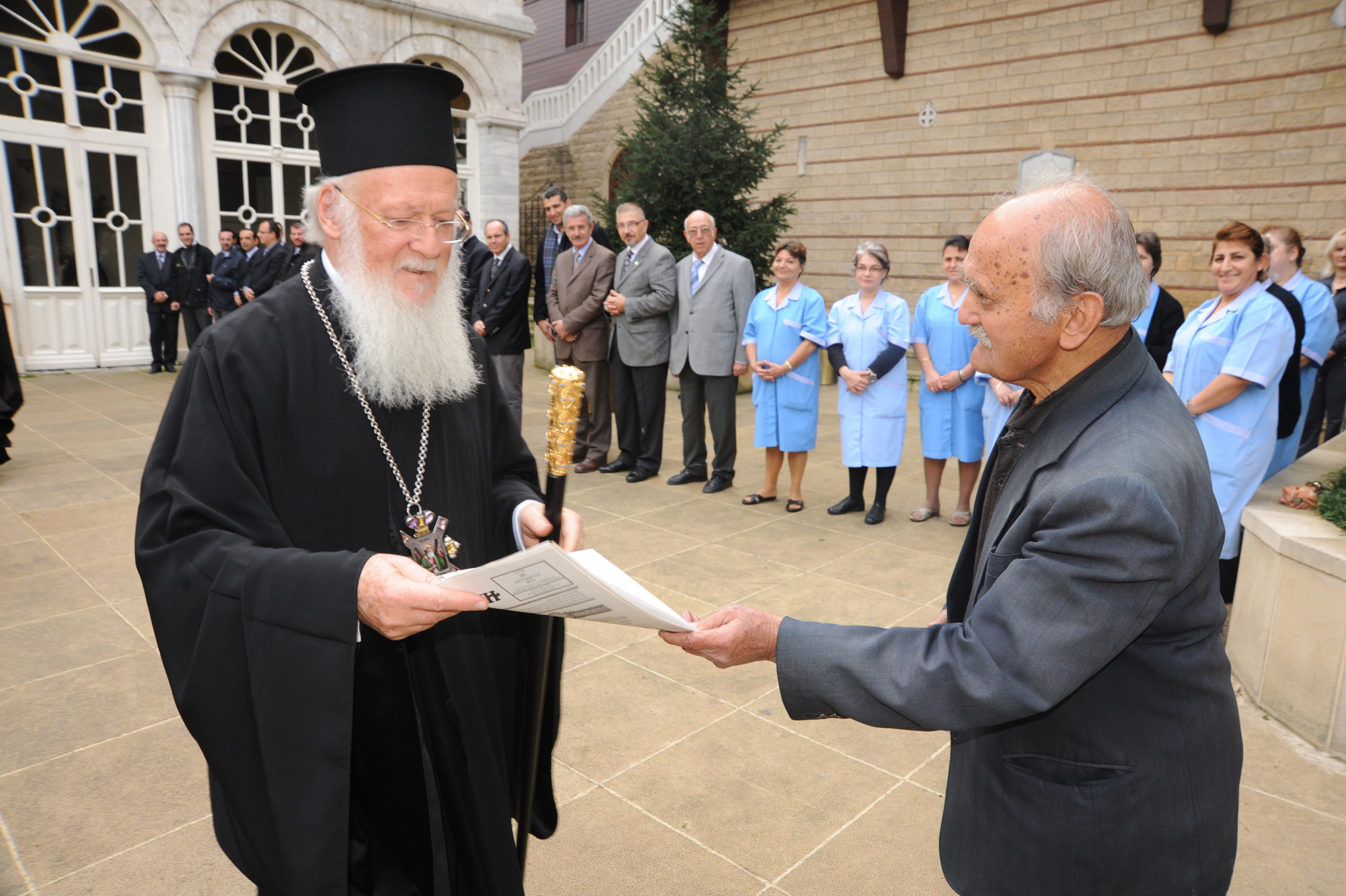 Μια 95χρονη (χάρτινη) Ρωμιά ζητάει να την κρατήσουμε τρυφερά στα χέρια μας-1