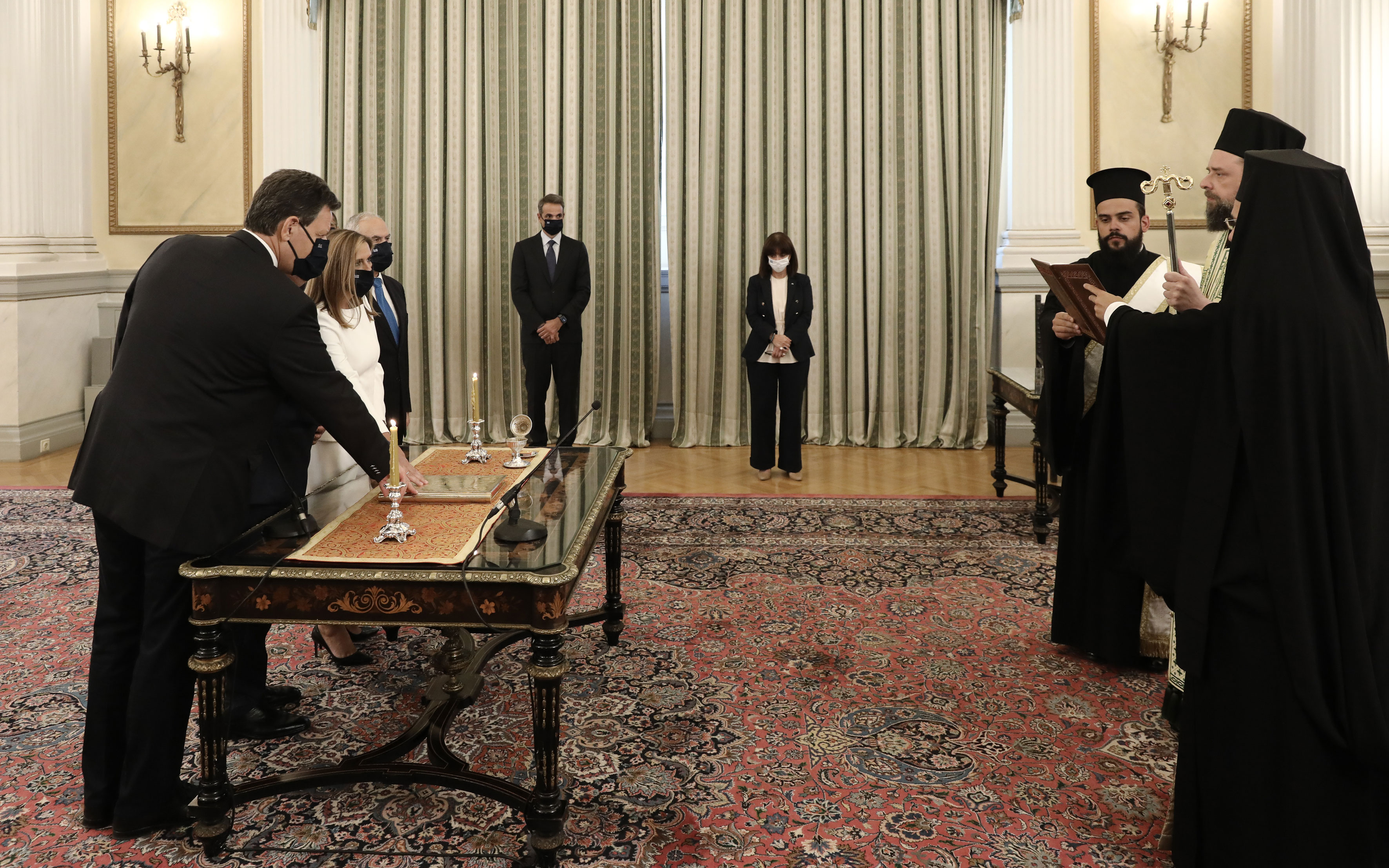 Με μάσκες η ορκωμοσία των νέων μελών της κυβέρνησης (φωτογραφίες)-1