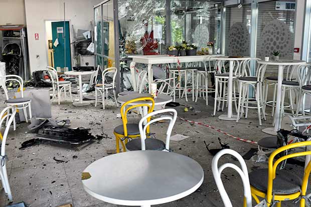 Εκρηξη σε τέσσερα ΑΤΜ στην Κόρινθο, αφαιρέθηκε άγνωστο ποσό (φωτογραφίες)-1