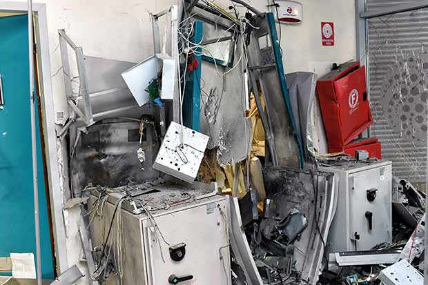 Εκρηξη σε τέσσερα ΑΤΜ στην Κόρινθο, αφαιρέθηκε άγνωστο ποσό (φωτογραφίες)-2