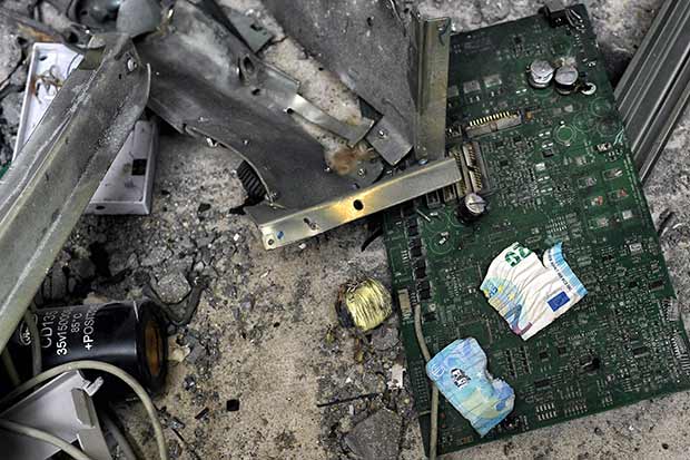 Εκρηξη σε τέσσερα ΑΤΜ στην Κόρινθο, αφαιρέθηκε άγνωστο ποσό (φωτογραφίες)-3