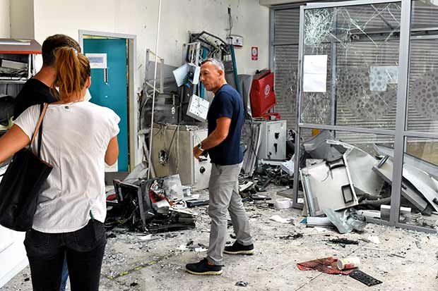 Εκρηξη σε τέσσερα ΑΤΜ στην Κόρινθο, αφαιρέθηκε άγνωστο ποσό (φωτογραφίες)-4