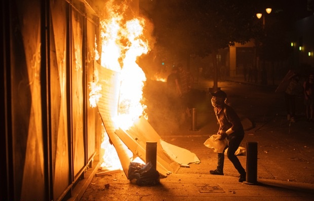 Βηρυτός: Ολονύχτιες συγκρούσεις διαδηλωτών με την αστυνομία (φωτογραφίες)-1