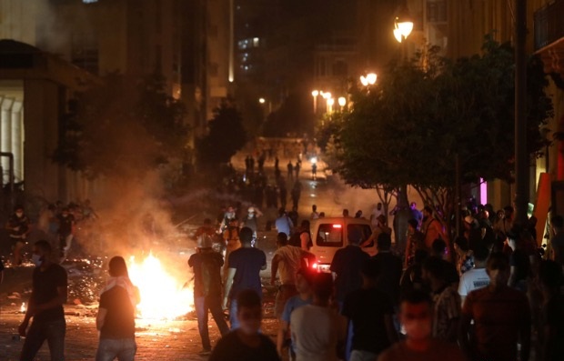Βηρυτός: Ολονύχτιες συγκρούσεις διαδηλωτών με την αστυνομία (φωτογραφίες)-3