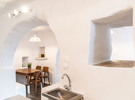 Οι φωτογραφίες του Κλάιβ Φροστ φωτίζουν το «Ξωτικό», στον Τριαντάρο της Τήνου-1