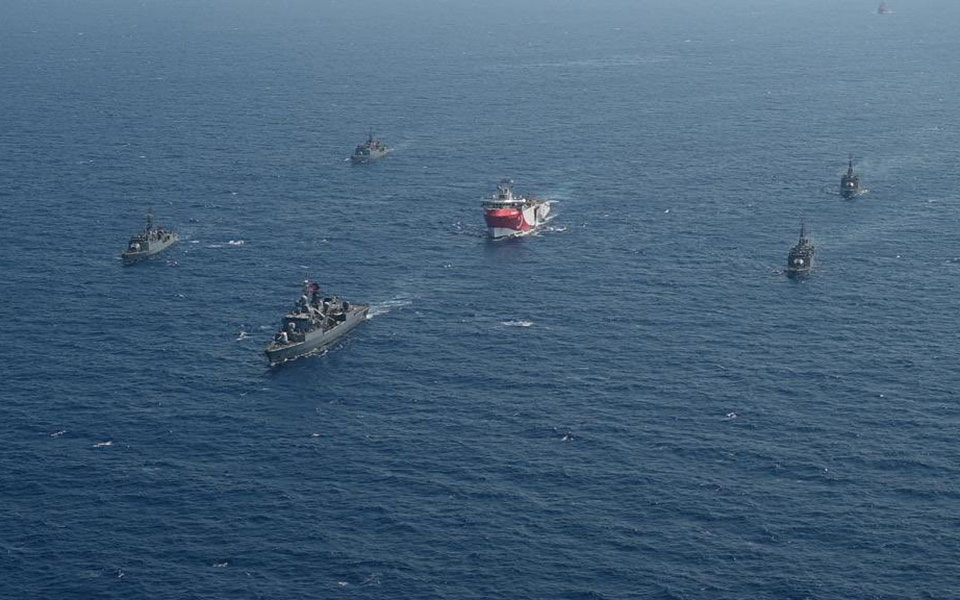 Φωτογραφίες από τα συνοδά πλοία του Ορούτς Ρέις δημοσίευσε το τουρκικό υπ. Αμύνης-1