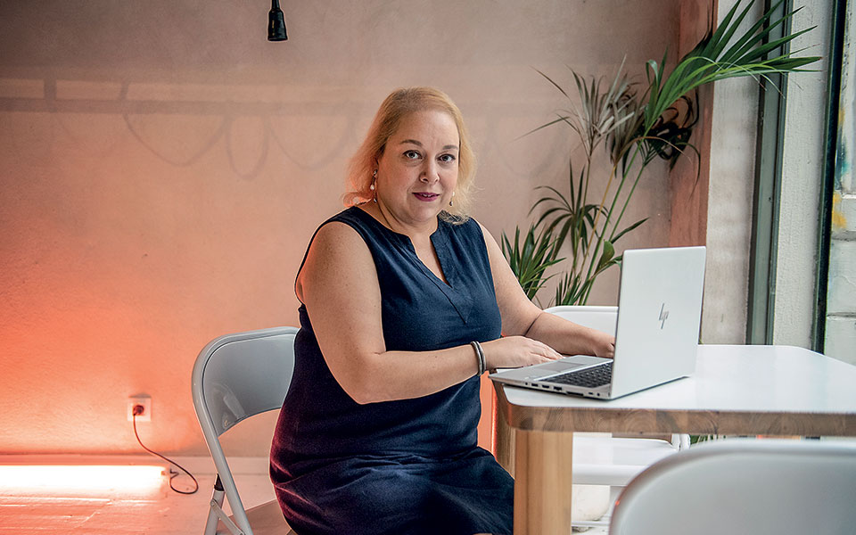 Γραφείο στο Λονδίνο, ζωή στην Ελλάδα-2