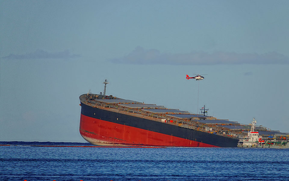 Μαυρίκιος: Κόπηκε στα δύο το φορτηγό πλοίο που είχε προσαράξει σε ύφαλο (φωτογραφίες)-1