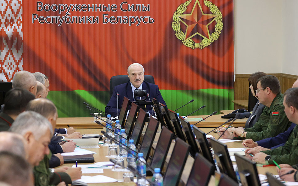 Σε κλοιό ο Λουκασένκο: Αντάρτικο από πρέσβη, απεργία στην κρατική τηλεόραση και νέες διαδηλώσεις-2