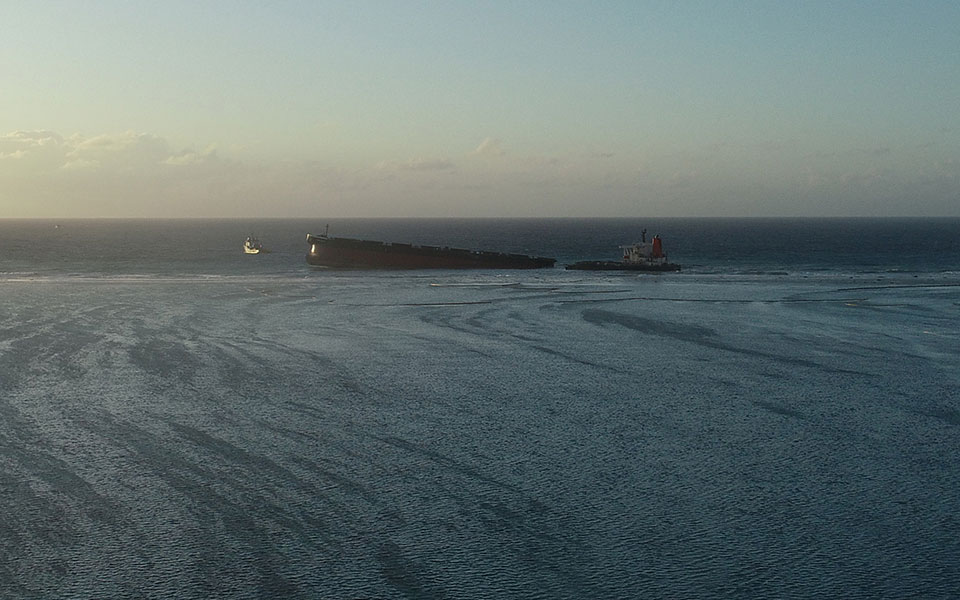 Μαυρίκιος: Κόπηκε στα δύο το φορτηγό πλοίο που είχε προσαράξει σε ύφαλο (φωτογραφίες)-3