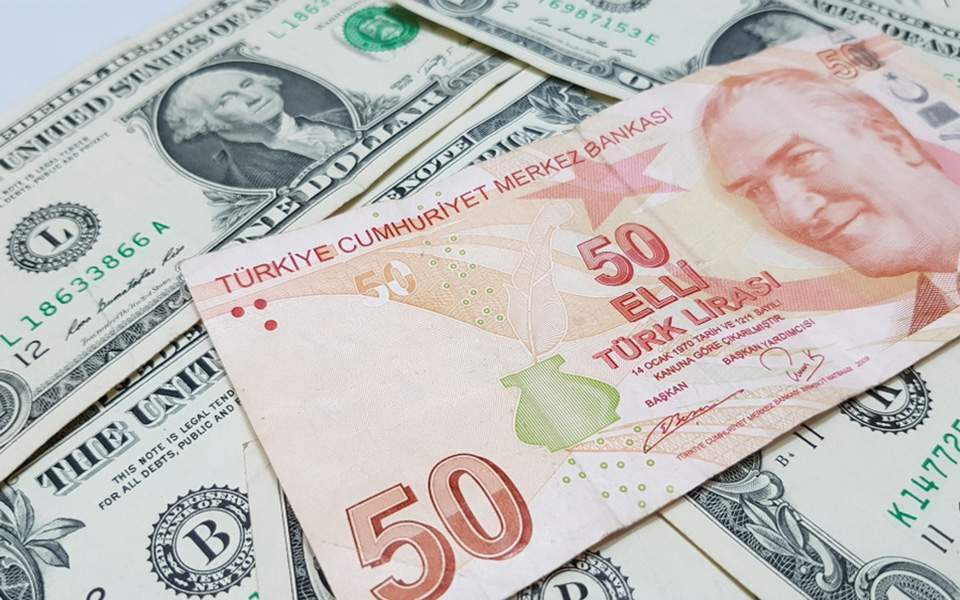 Σε ελεύθερη πτώση η τουρκική λίρα, ενώ ο πληθωρισμός καλπάζει-1