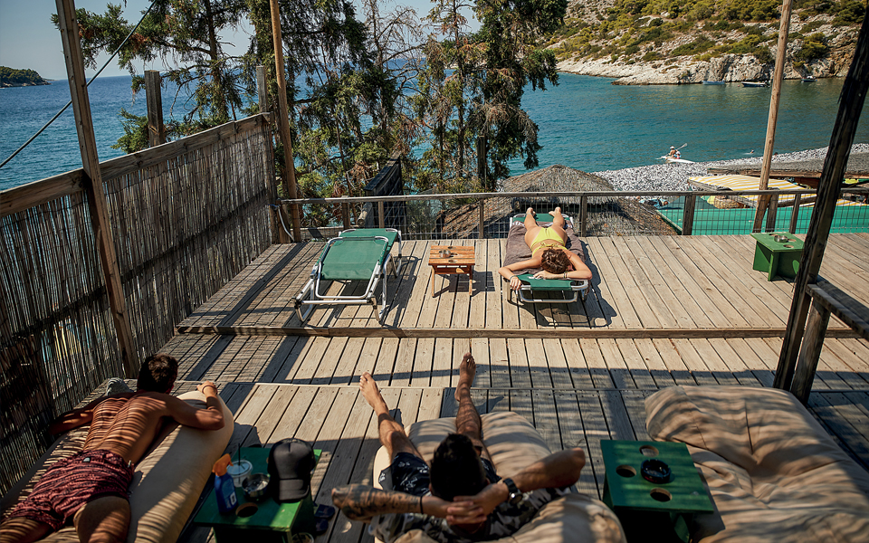 «ΚΑΠΑ» / «ΤΑΞΙΔΙΑ», αυτή την Κυριακή, αφιέρωμα στο μεγάλο θέμα των ημερών, τη σχέση των νέων με την έξαρση της πανδημίας-9