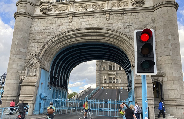 Κόλλησε η Γέφυρα του Πύργου του Λονδίνου (φωτογραφίες)-2