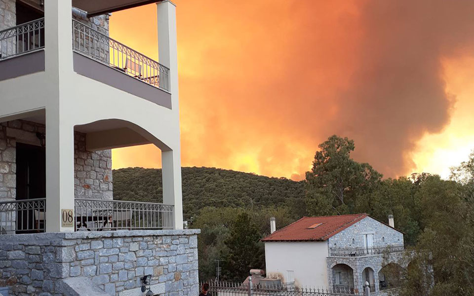 Πυρκαγιά στη Μάνη: Μάχη με διάσπαρτες εστίες και αναζωπυρώσεις-1