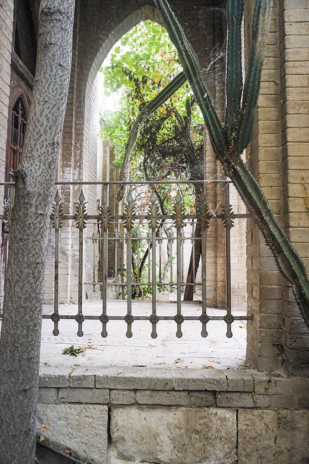 Ο νεογοτθικός πύργος της οδού Θήρας-1