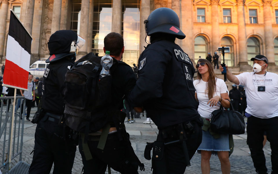 Κορωνοϊός: Διαδηλώσεις – υγειονομικές βόμβες από τη «διεθνή» των αρνητών-1