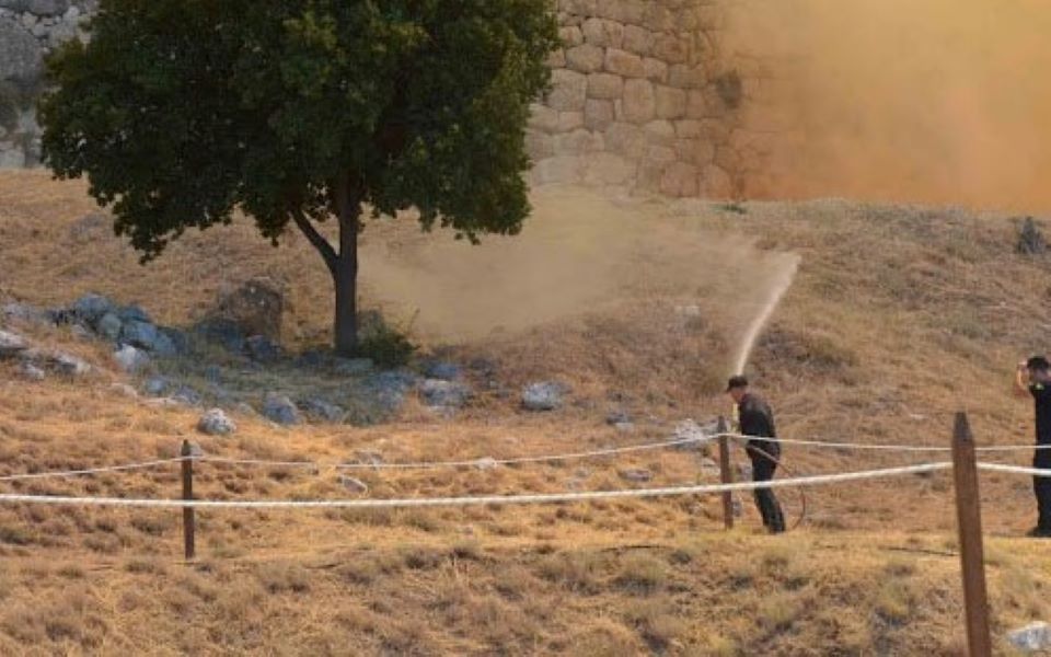 Πυρκαγιά στις Μυκήνες: Ενισχύθηκαν οι πυροσβεστικές δυνάμεις-1