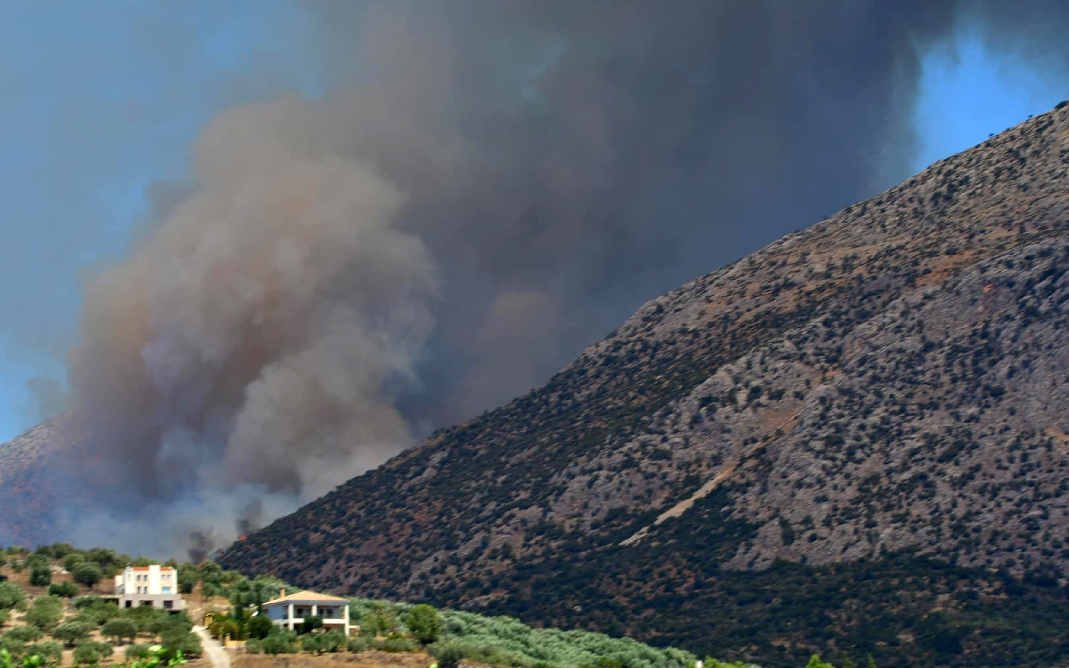 Φωτογραφίες από την πυρκαγιά στις Μυκήνες – Πέρασε μέσα από τον αρχαιολογικό χώρο η φωτιά-2