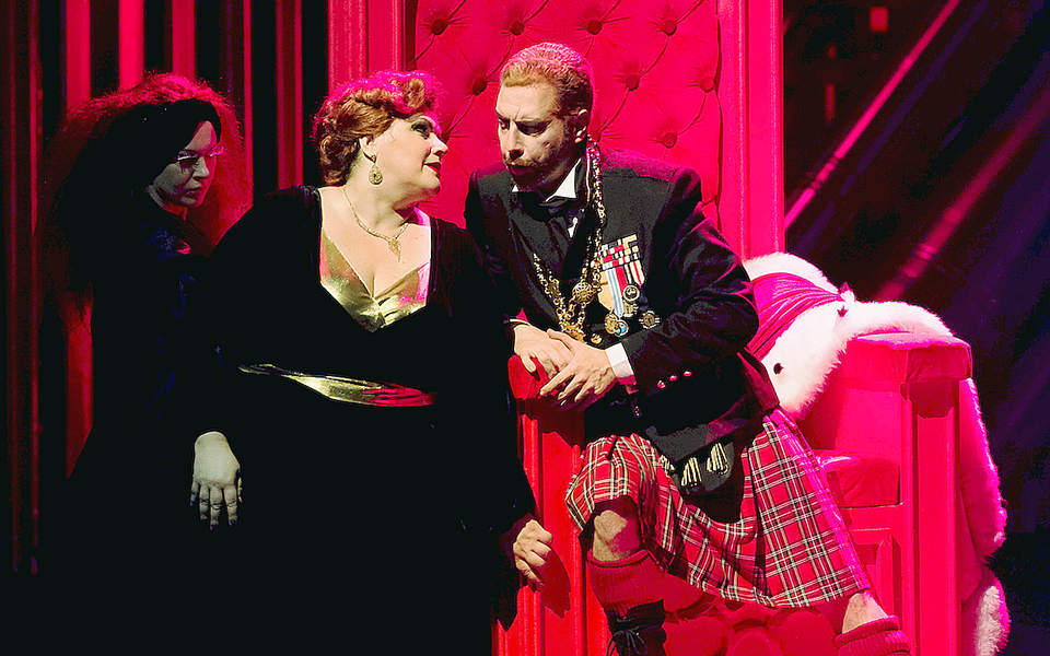 η-σκοτεινή-λάμψη-του-μάκμπεθ-δίνει-μ-2002333