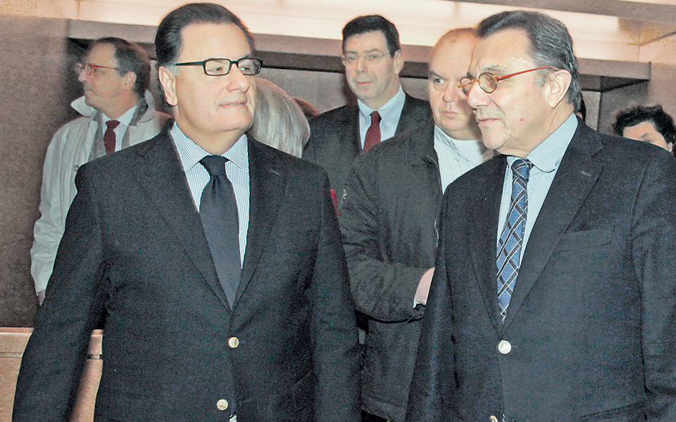 εξ-οικείων-τα-βέλη-2004012