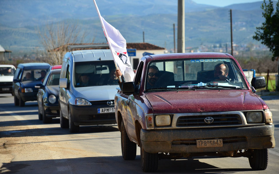 ελαφρύνσεις-αγροτών-ζητούν-32-βουλευτέ-2002615