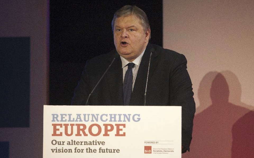 και-ξαφνικά-σύννεφα-στις-σχέσεις-του-π-2003230