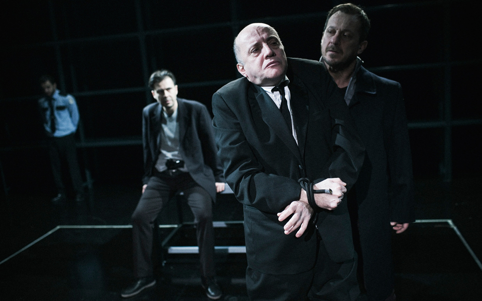 σκληρή-βία-αναμένοντας-κάποια-επανά-2001939