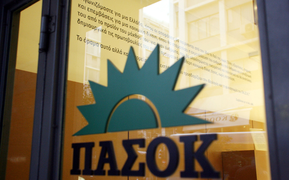 μολότοφ-στα-γραφεία-του-πασοκ-2002020