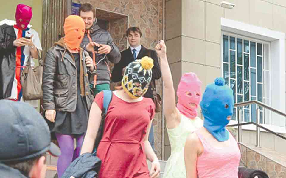 pussy-riot-κάθε-μας-κίνηση-κοιτάζει-η-αστυνομί-2007777