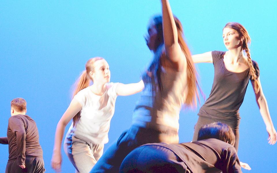 σύγχρονος-χορός-από-εφήβους-μαθητές-π-2008940