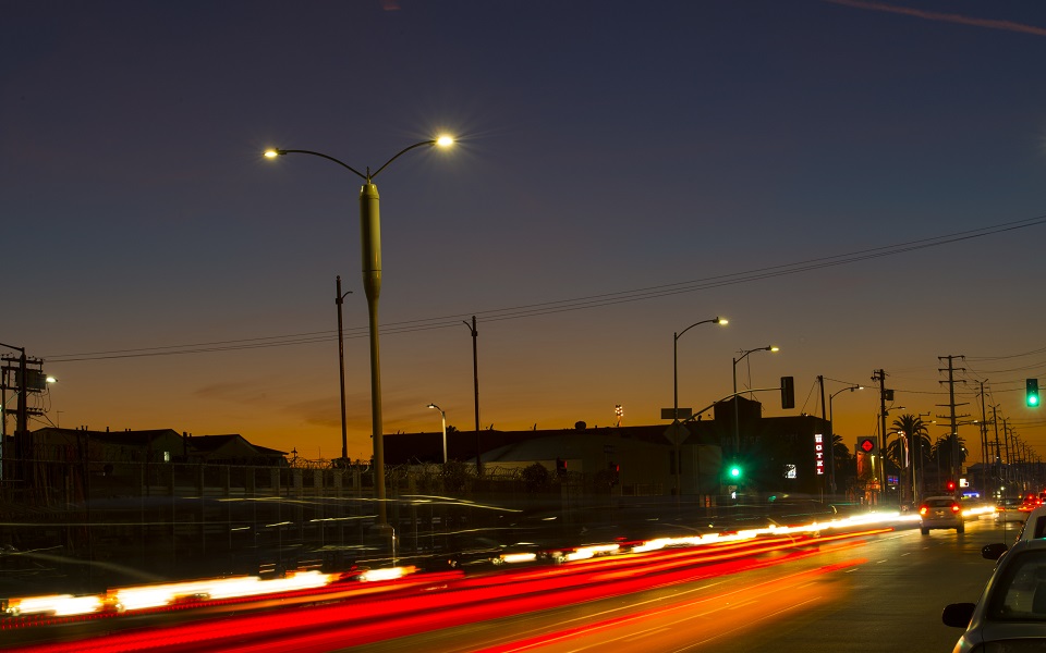 φωτισμός-και-mobile-internet-από-τους-στύλους-των-ericsson-2009320