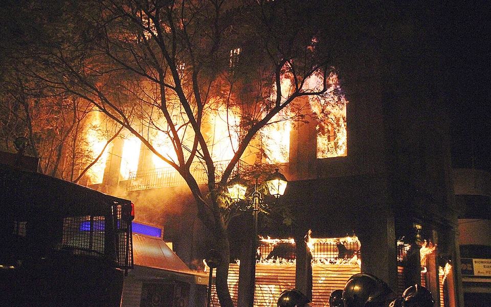 η-ελλάδα-της-κρίσης-σε-δίγλωσσο-φωτογρ-2011238