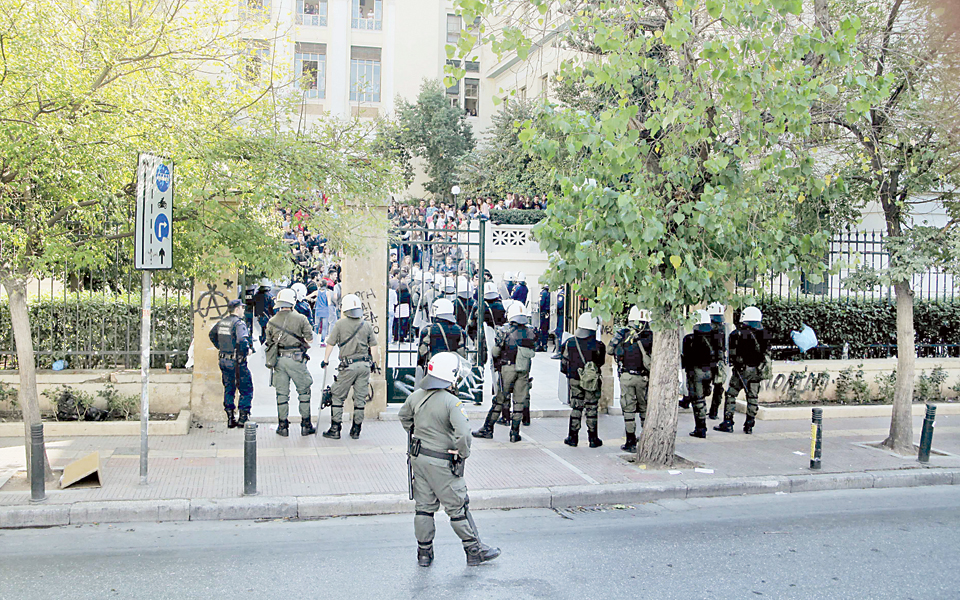 πόλεμος-μαίνεται-έξω-από-την-πρώην-α-2011817