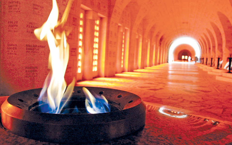 η-δύσοσμη-ζοφερή-όπερα-του-πολέμου-2011683