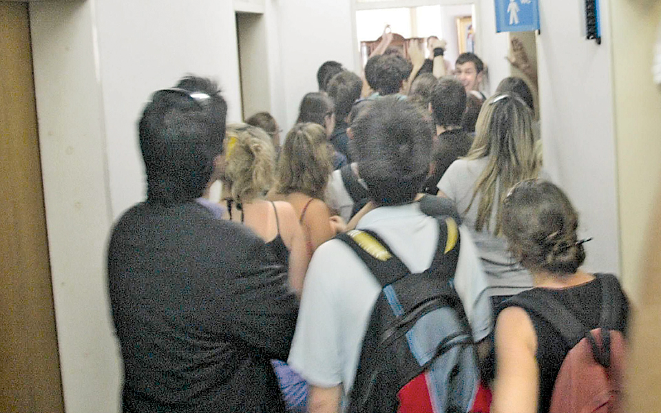 τα-πανεπιστήμια-έρμαια-της-βίας-των-με-2012210