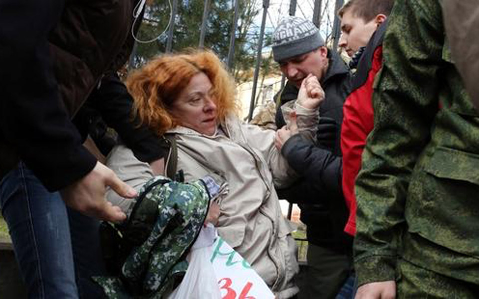 βίαιη-επίθεση-κατά-του-ανταποκριτή-τη-2010952