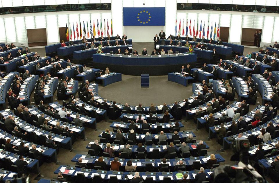 ε-ε-απειλεί-τις-ηπα-με-αναστολή-της-τρα-2011522