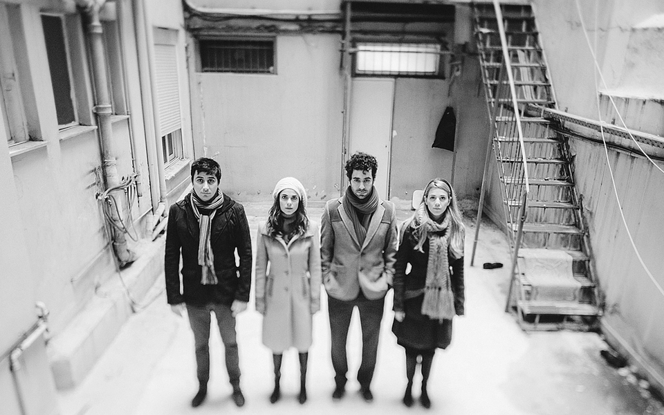 νησί-η-ακρόπολη-και-παραλία-από-μπετόν-2010146