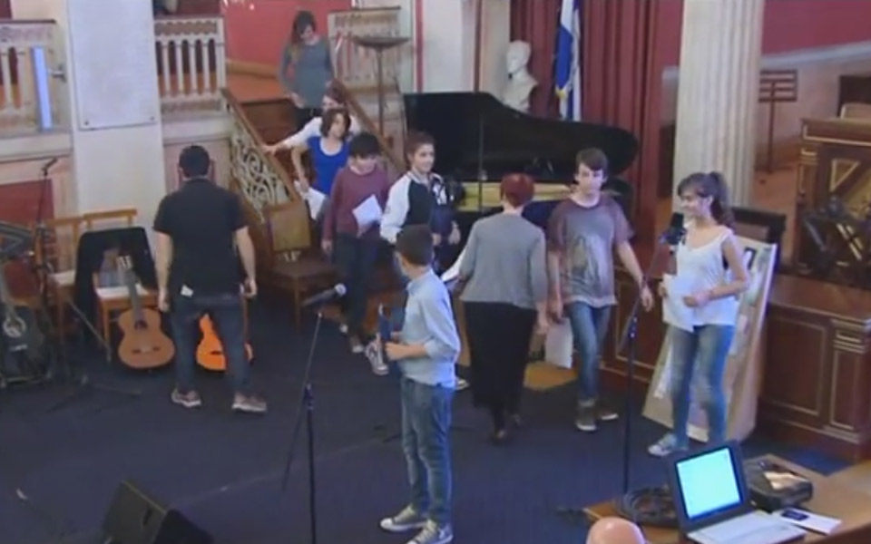 οι-μαθητές-απαγγέλλουν-ελληνες-ποιη-2014374