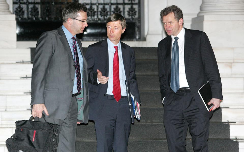 μπλούμπεργκ-φρενάρει-η-τρόικα-την-ε-2011152