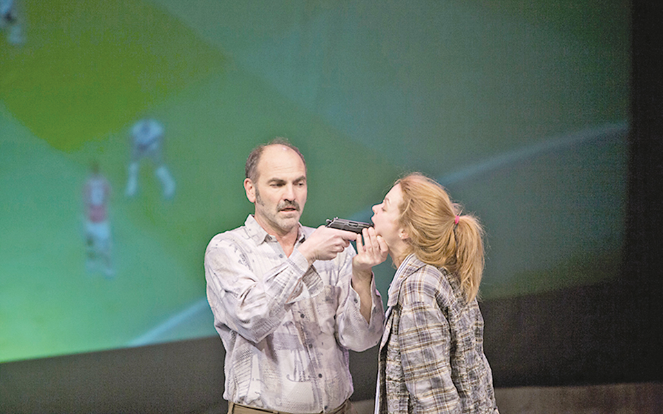 τρυφερότητα-κρυμμένη-σε-ερείπια-2014974