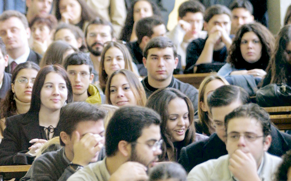 στο-περιθώριο-ακόμα-οι-απόφοιτοι-κο-2015174