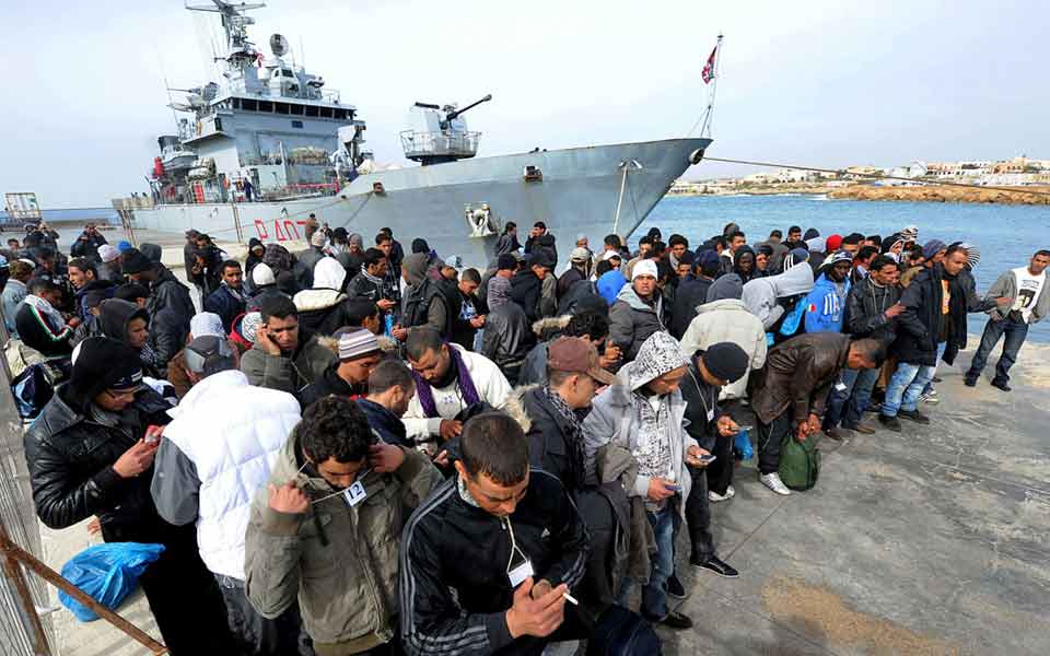 ιταλία-οι-αρχές-διέσωσαν-730-μετανάστες-2015282