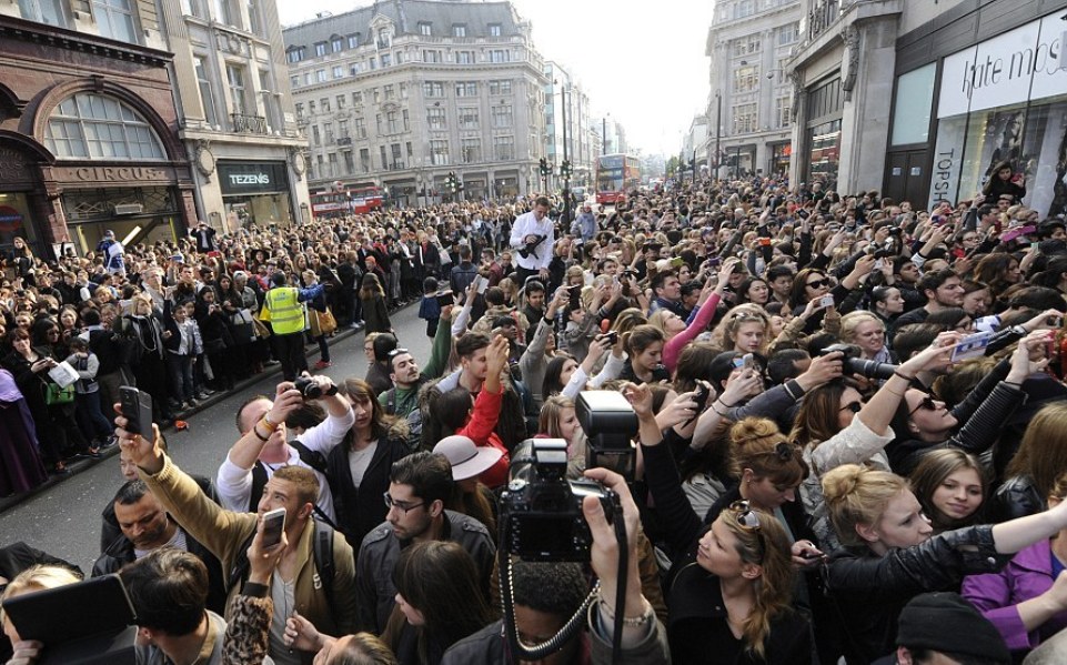 πανικός-στο-λονδίνο-για-τη-νέα-κολεξιό-2020561