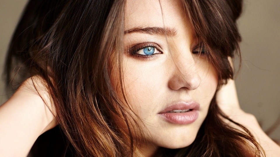 οι-selfies-πόζες-της-miranda-kerr-για-διαφημιστικό-σποτ-2016171