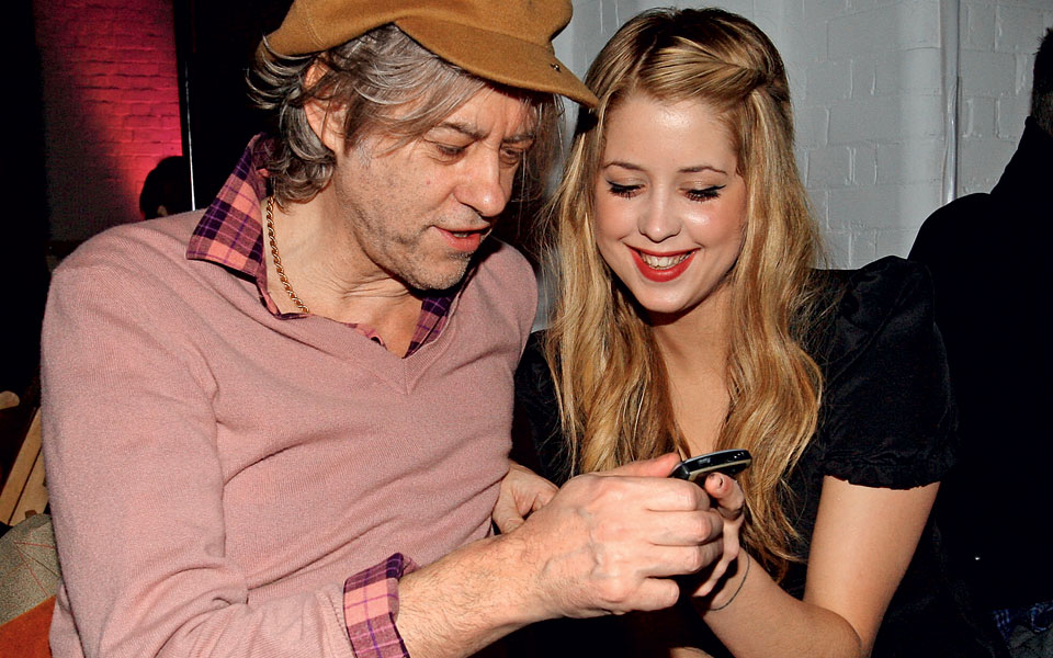 ο-σερ-μπομπ-γκέλντοφ-θρηνεί-για-τον-θάν-2017481