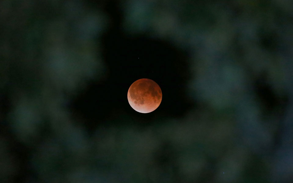 μάτωσε-το-φεγγάρι-η-σκιά-της-γης-2017756