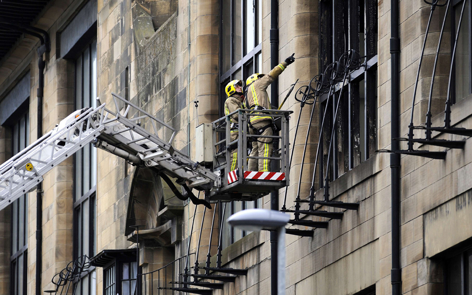 ο-μύθος-ενός-κτιρίου-πίσω-από-τις-φλόγε-2025919