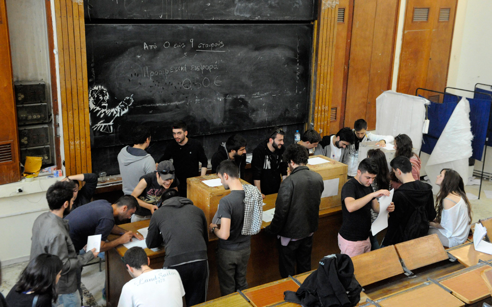 επίδειξη-βίας-από-κουκουλοφόρους-στα-2021970