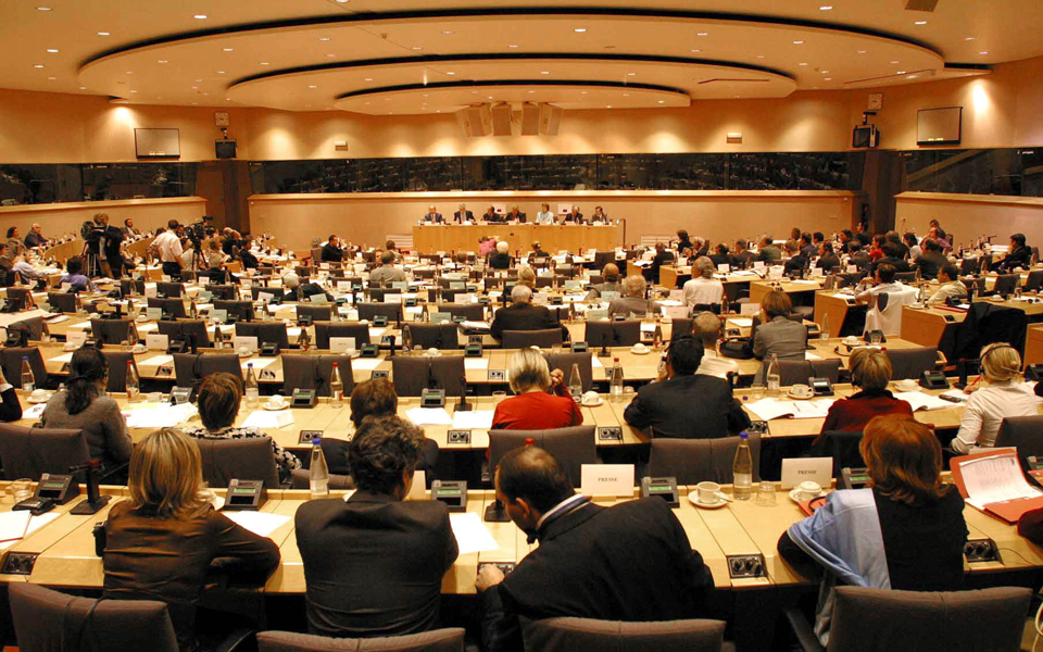 στη-σέντρα-με-τη-φανέλα-της-πολιτική-2022506